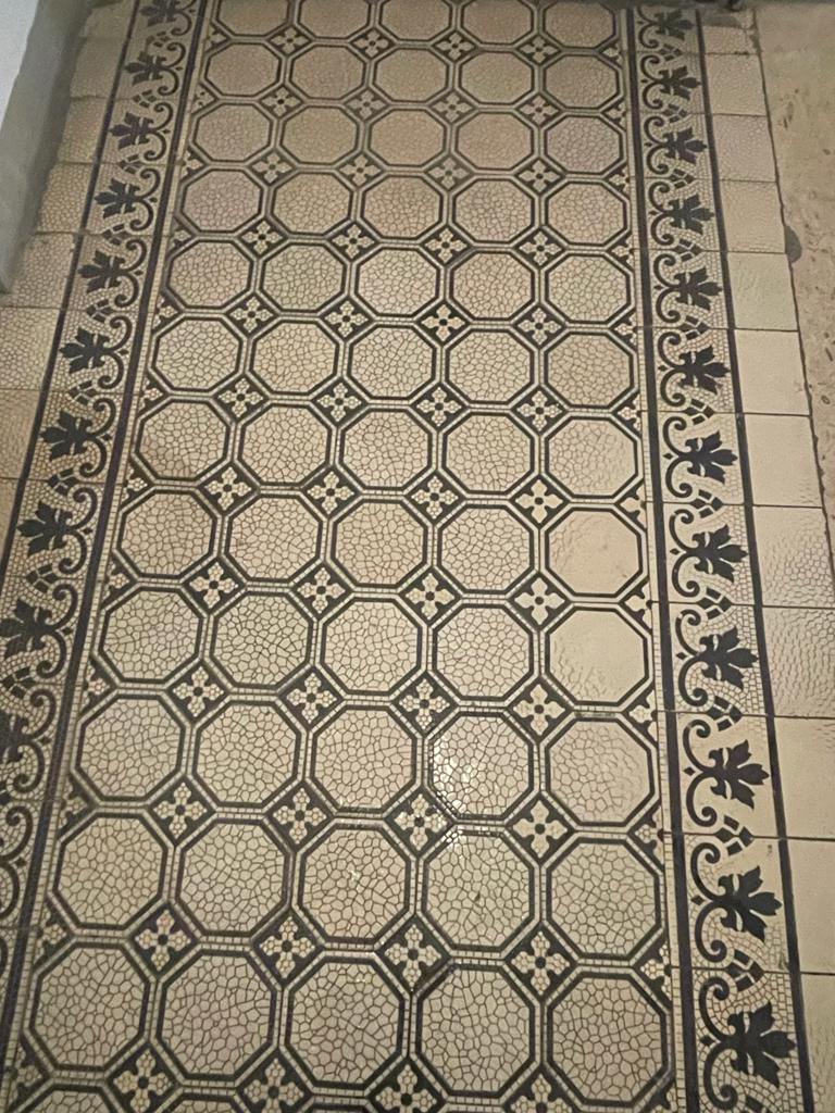 Professionelle Fliesenreinigung - vor der Reinigung durch den Profi