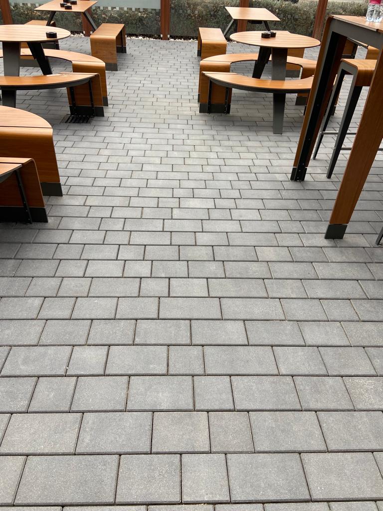 Pflastersteine reinigen lassen - am besten vom Profi!