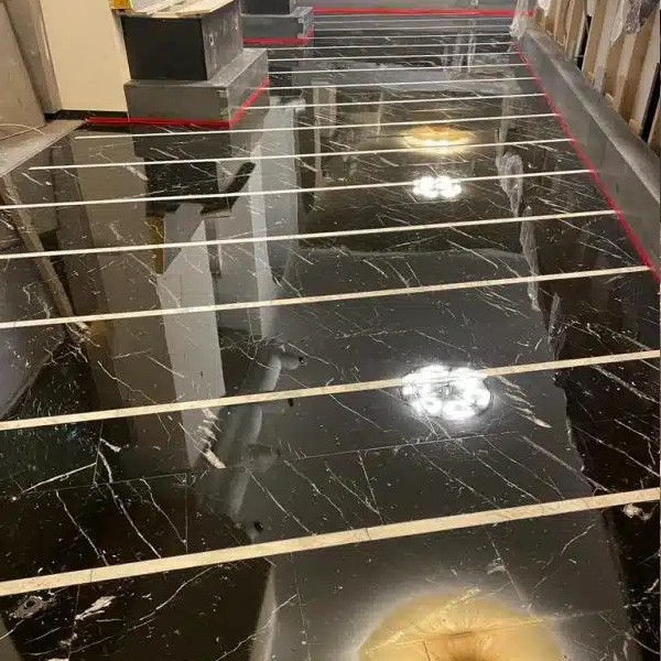 Marmor nach dem Schleifen und Polieren