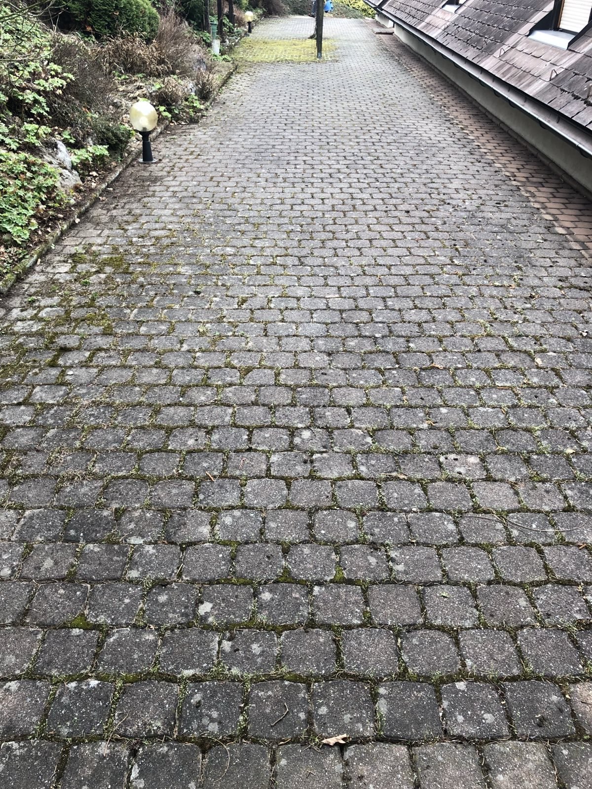 Pflastersteine vor der Reinigung