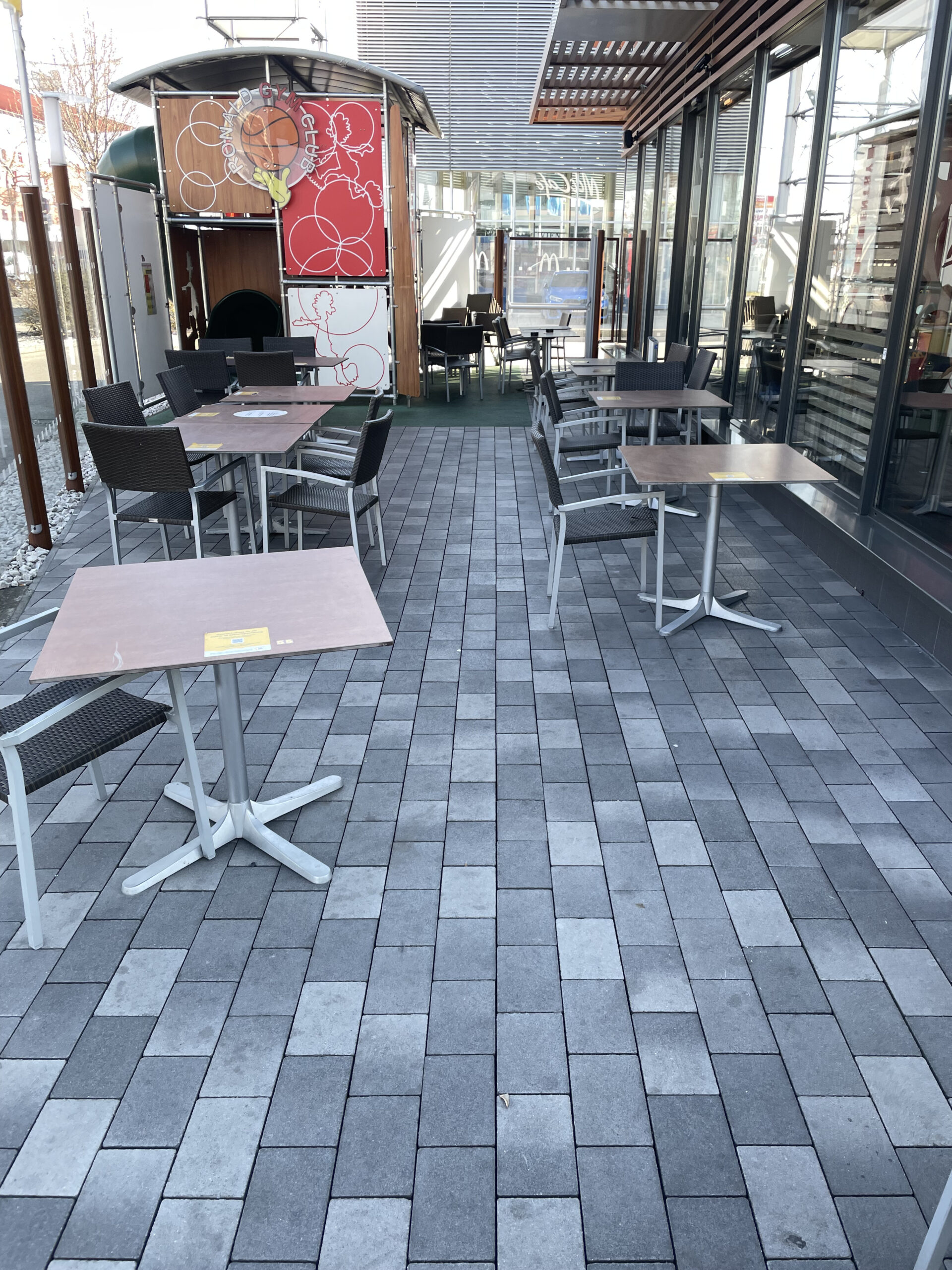 Firmenfußboden vor der Reinigung