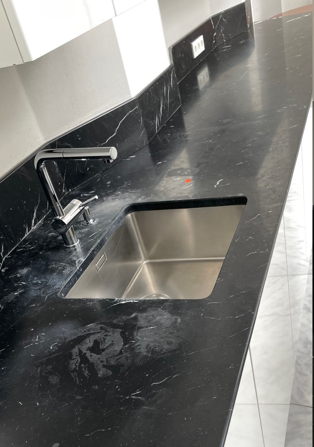 Küchenplatten reinigen - vor der Reinigung durch Reinprofi